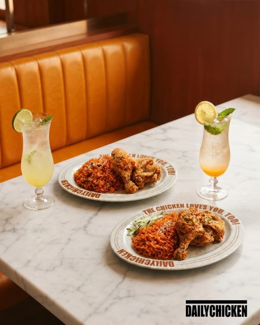 The best part about our Chi-bap and Chi-myeon Combos? You don't have to pick a favourite. You get to try both. 

#DailyChickenSG #LoveAtFirstBite #TheChickenLovesYouToo #MoreChickenMoreCrunch